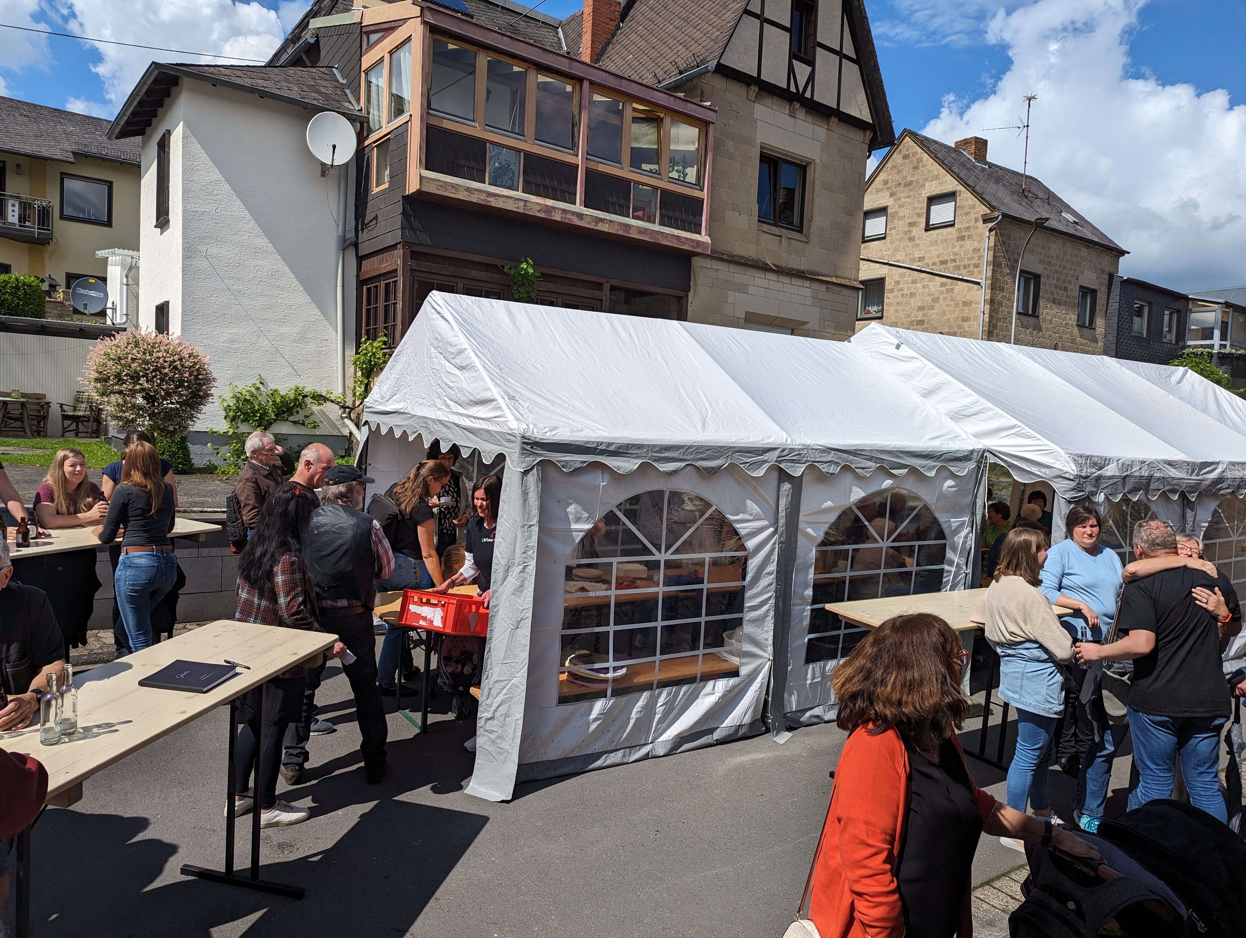 Besucher bei Sonnenschein