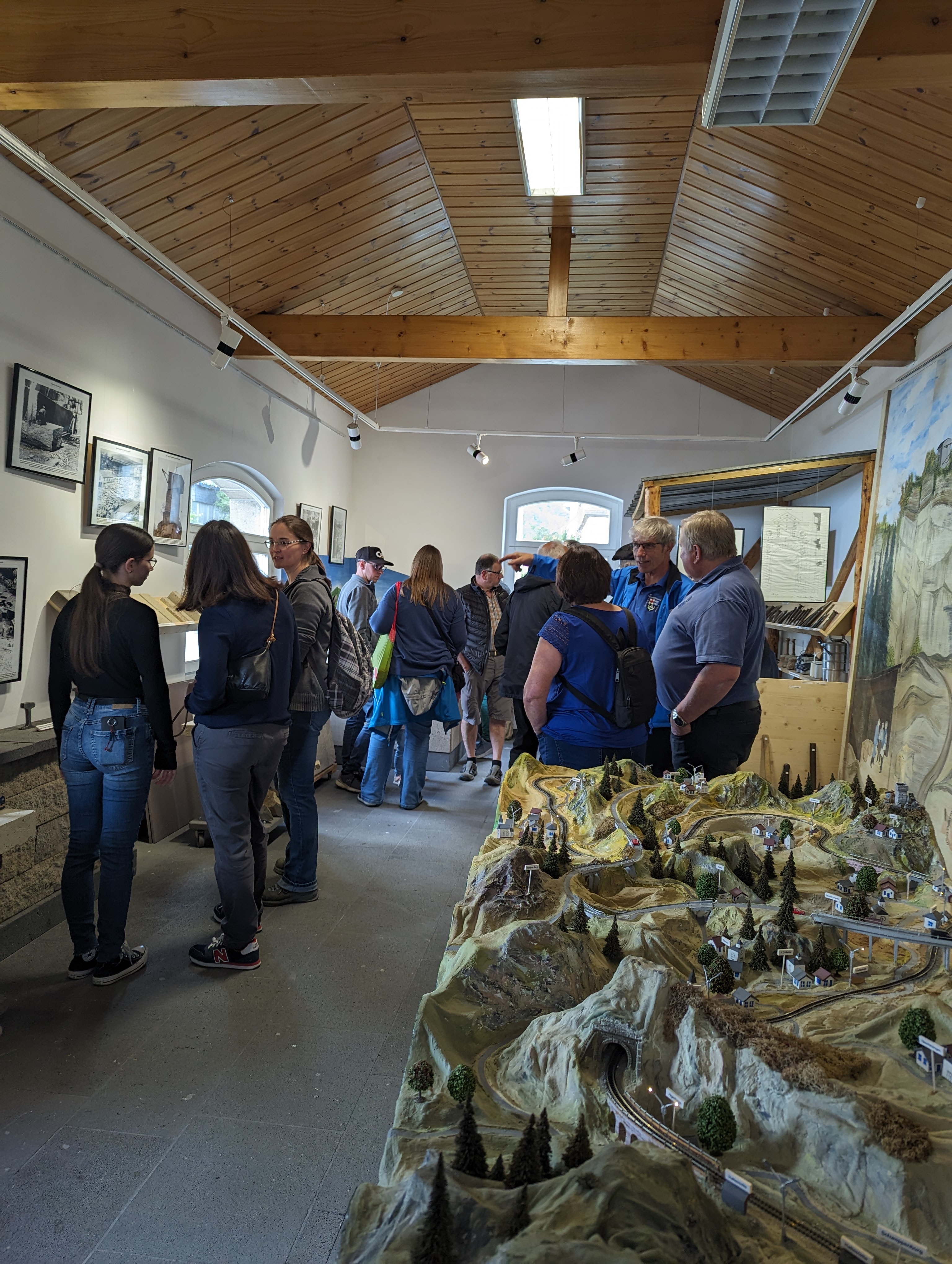Besucher im linken Museumsraum