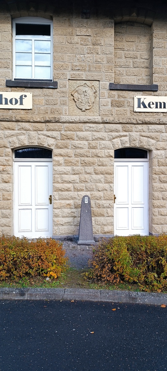 Stele steht