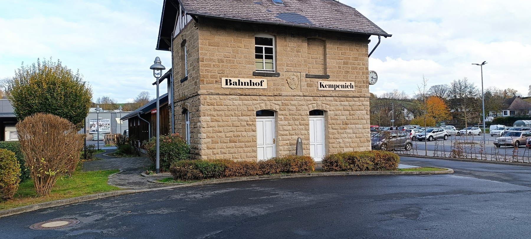 Bahnhofsgebäude mit Stele