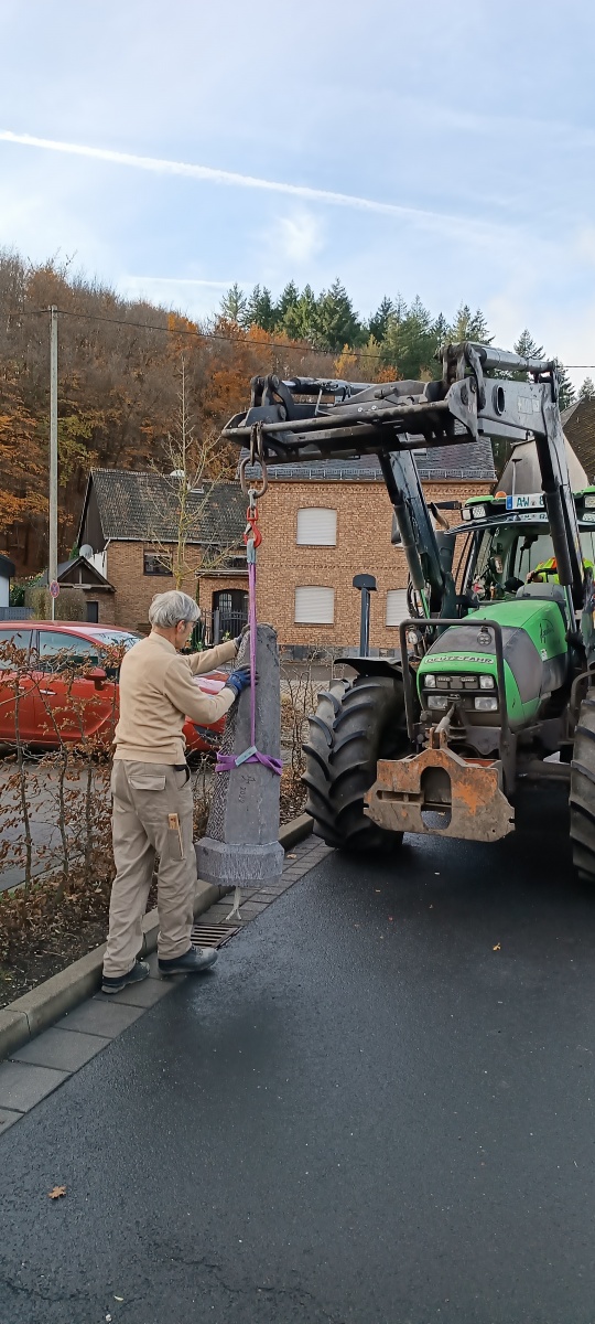 Stele hängt am Gemeindetraktor